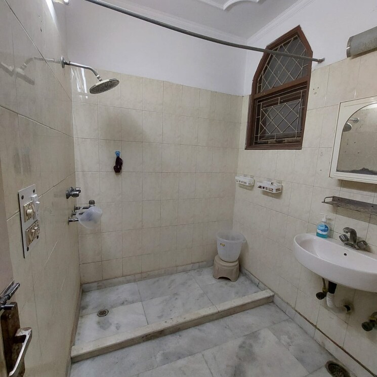Bathroom, lajpat nagar 3 Bedroom 1800 Sq.Ft. Independent House In Lajpat Nagar Delhi 9616581