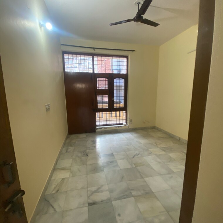 Room, sector 21d 2 Bedroom 160 Sq.Yd. Villa In Sector 21d Faridabad 9616628