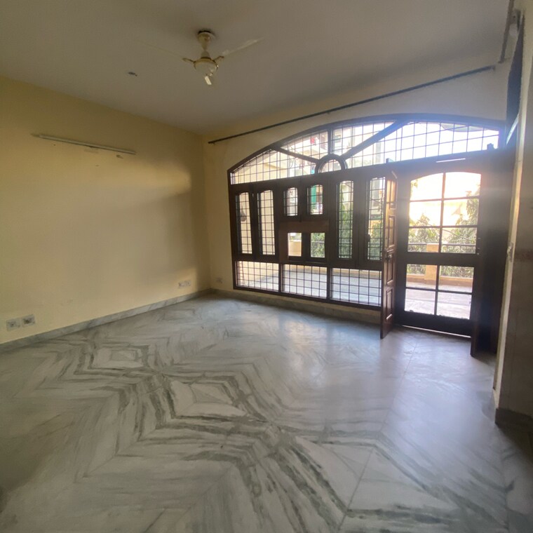 Room, sector 21d 2 Bedroom 160 Sq.Yd. Villa In Sector 21d Faridabad 9616628