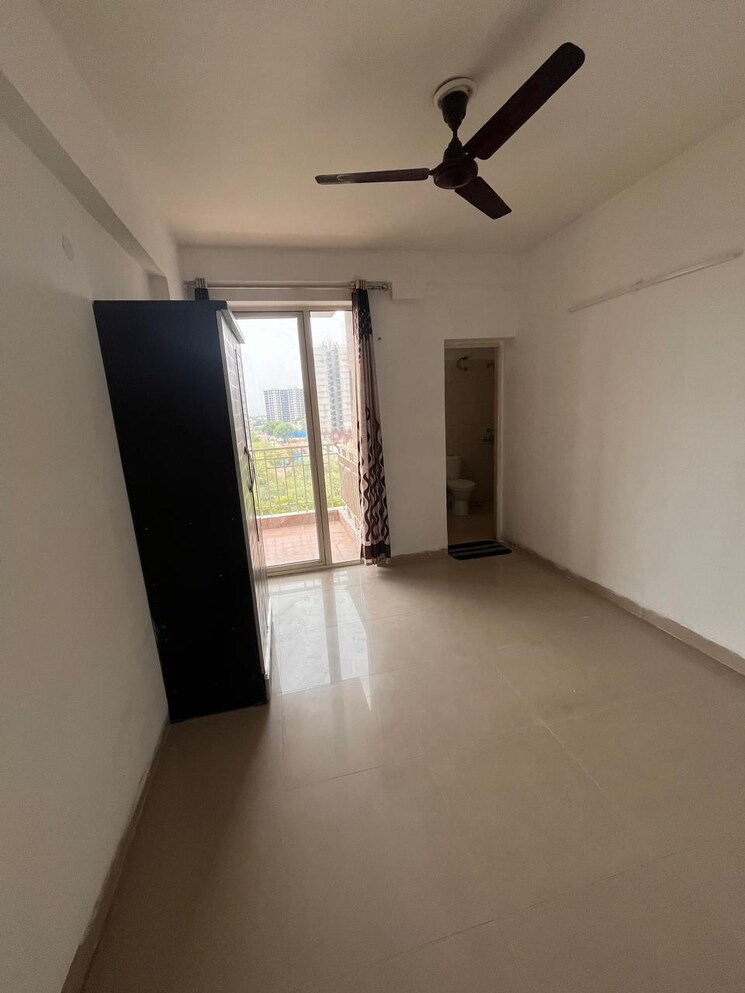 Room, puri-pratham 3 Bedroom 914 Sq.Ft. Apartment In Sector 84 Faridabad 9616657