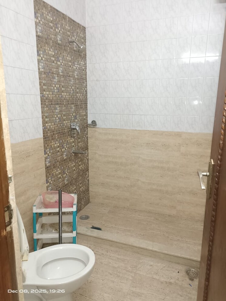 Bathroom, sarvapriya vihar 3 Bedroom 156 Sq.Mt. Builder Floor In Sarvapriya Vihar Delhi 9616652