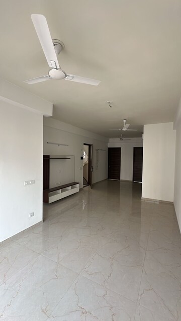 Room in 3 BHK Apartment at Smart World Orchard, Sector 61 – for Rent