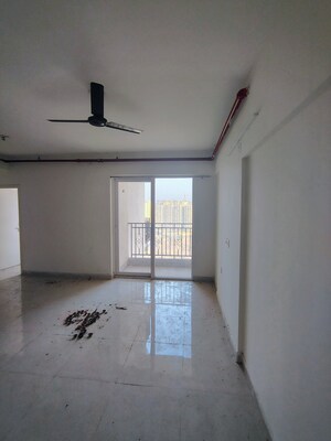 Room in 3 BHK Apartment at Signature Global Golf Greens, Sector 79 – for Rent