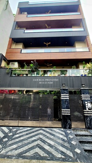 Building Lobby in 4 BHK Builder Floor at Dilshad Colony – for Sale