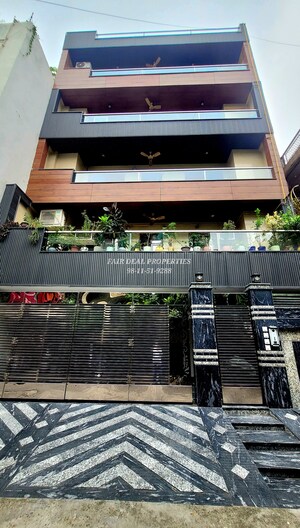 4 BHK Builder Floor For Sale in Dilshad Colony