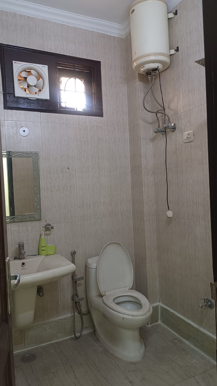 Bathroom, new rajinder nagar 3 Bedroom 910 Sq.Ft. Builder Floor In New Rajinder Nagar Delhi 9616771