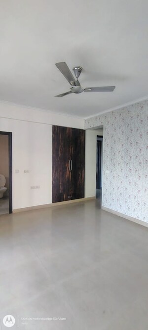 Room in 4 BHK Apartment at Bhawna Apartment, Sector 43 – for Rent