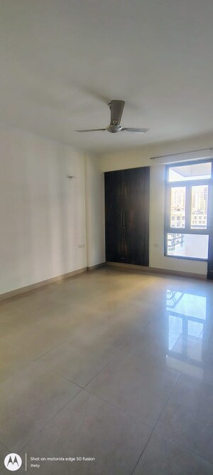 Room in 4 BHK Apartment at Bhawna Apartment, Sector 43 – for Rent