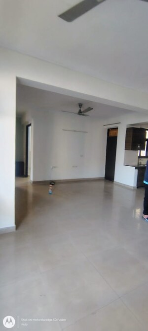Room in 4 BHK Apartment at Bhawna Apartment, Sector 43 – for Rent
