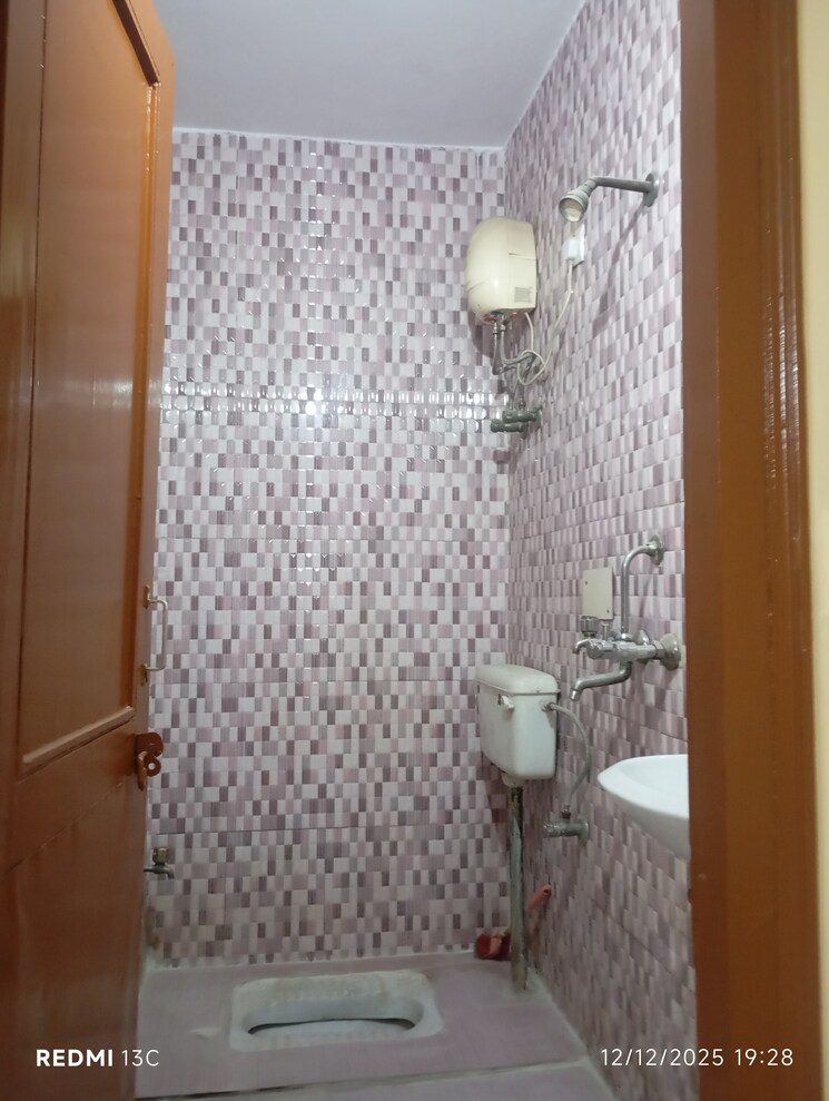 Bathroom, savitri nagar 2 Bedroom 750 Sq.Ft. Builder Floor In Savitri Nagar Delhi 9616800