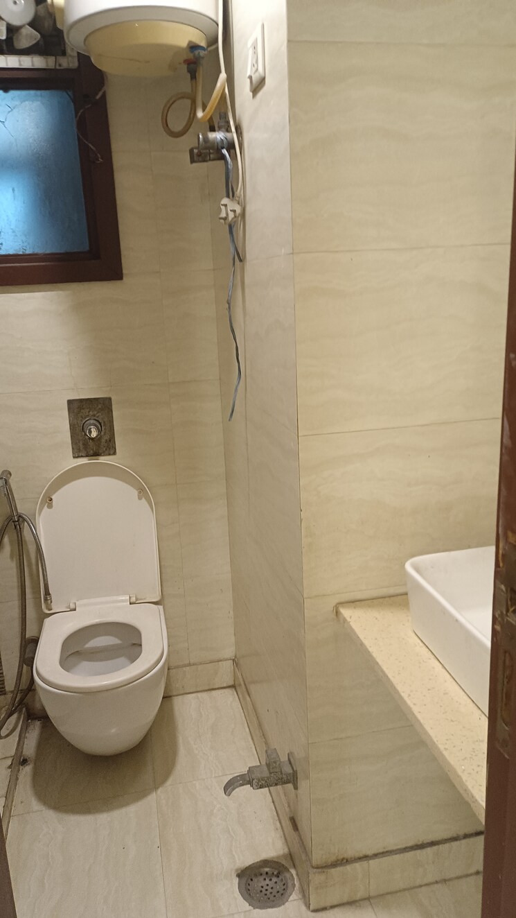 Bathroom, new rajinder nagar 3 Bedroom 900 Sq.Ft. Builder Floor In New Rajinder Nagar Delhi 9616807