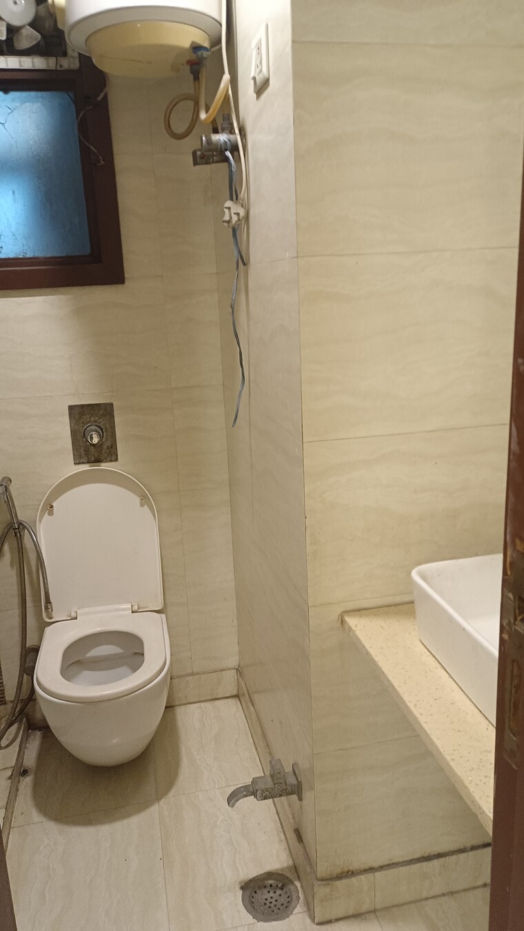 Bathroom, new rajinder nagar 3 Bedroom 900 Sq.Ft. Builder Floor In New Rajinder Nagar Delhi 9616807