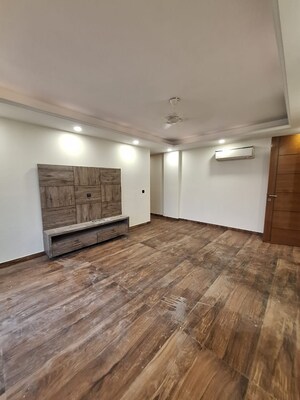 Room in 4 BHK Builder Floor at Sector 42 – for Rent