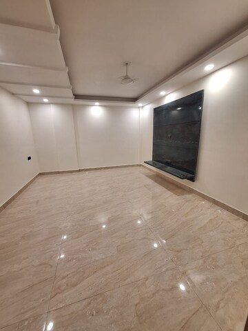 Room in 4 BHK Builder Floor at Sector 42 – for Rent
