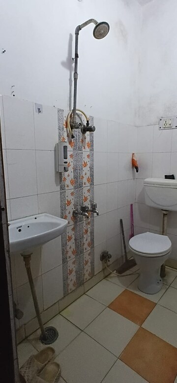 Attached Bathroom in 2 BHK Builder Floor at Mayur Vihar Phase 1 – for Rent