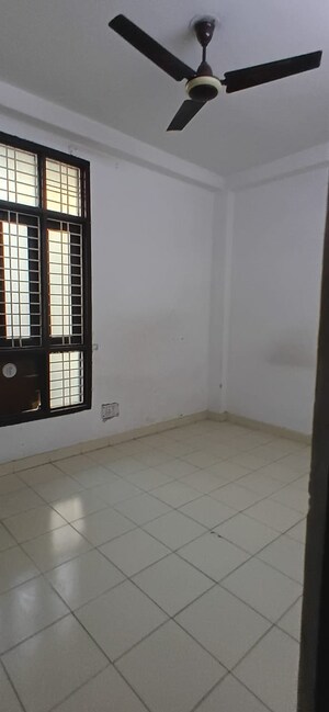 Room in 2 BHK Builder Floor at Mayur Vihar Phase 1 – for Rent