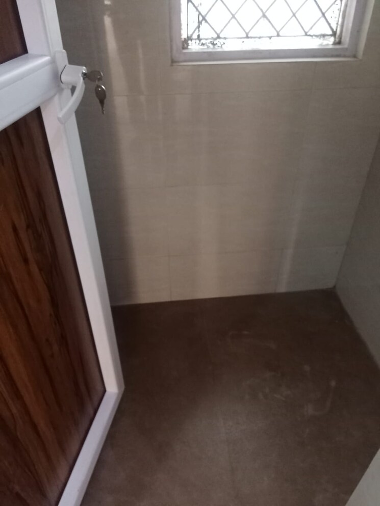 Bathroom, mayur vihar phase 1 2 Bedroom 850 Sq.Ft. Builder Floor In Mayur Vihar Phase 1 Delhi 9616932