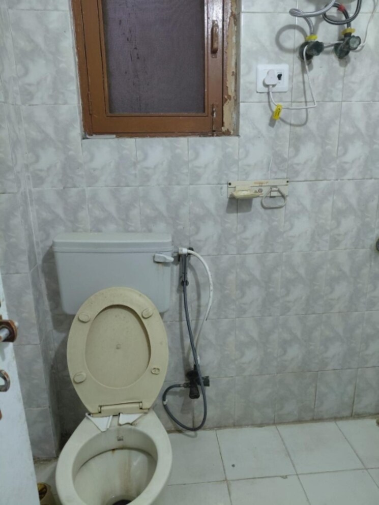 Bathroom, kesar-garden-apartments 2 Bedroom 900 Sq.Ft. Apartment In Sector 48 Noida 9616999