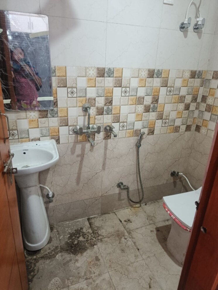 Bathroom, sector 49 2 Bedroom 900 Sq.Ft. Builder Floor In Sector 49 Noida 9617022