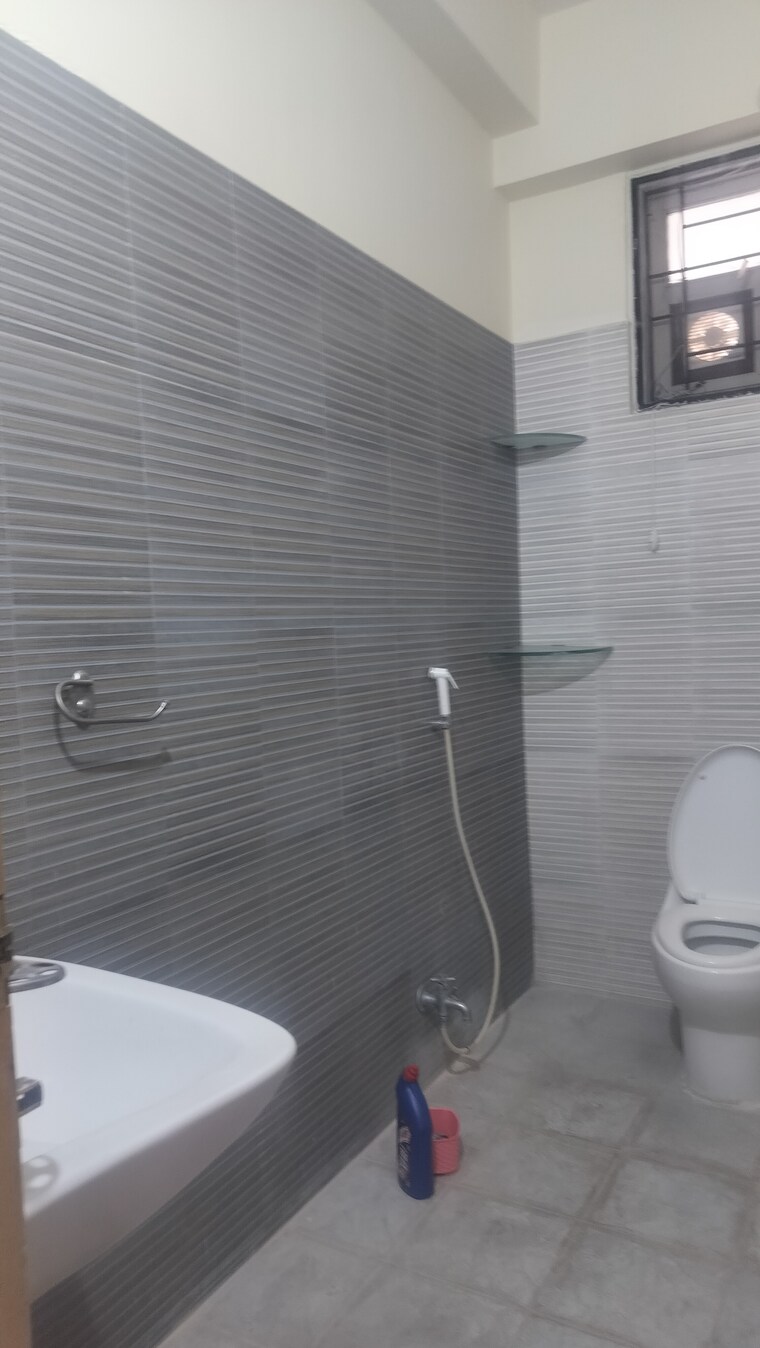 Bathroom, banjara hills 3 Bedroom 2000 Sq.Ft. Apartment In Banjara Hills Hyderabad 9617038