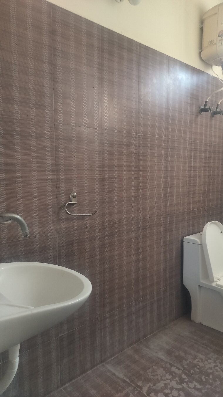 Bathroom, banjara hills 3 Bedroom 2000 Sq.Ft. Apartment In Banjara Hills Hyderabad 9617038