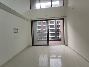 Room in 2 BHK Apartment at Mantra Montana Phase 1, Dhanori – for Rent