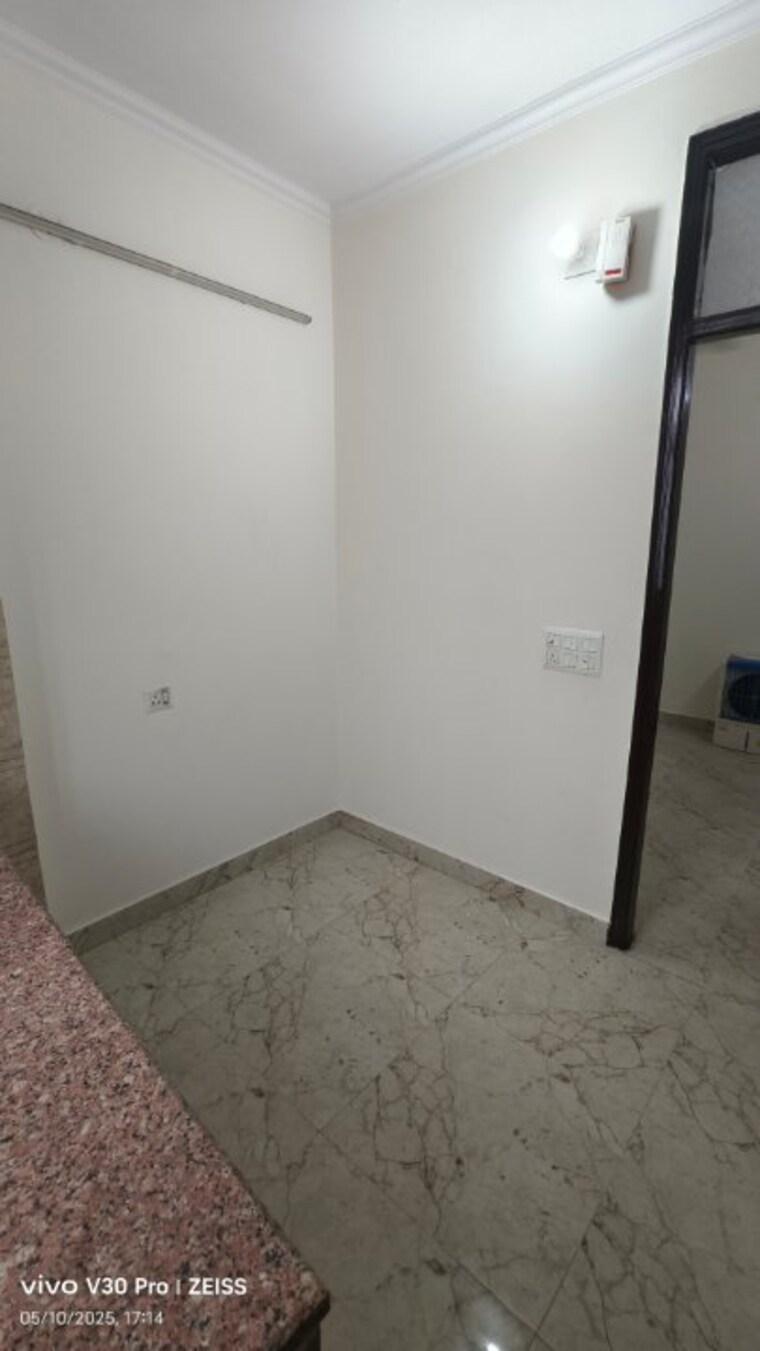 Room, shakarpur 1 Bedroom 320 Sq.Ft. Builder Floor In Shakarpur Delhi 9617047