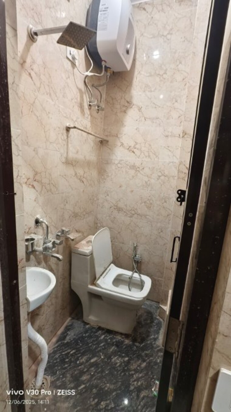 Bathroom, shakarpur 1 RK 300 Sq.Ft. Builder Floor In Shakarpur Delhi 9617068