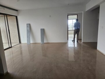 Room in 4 BHK Apartment at Panjrapole – for Rent