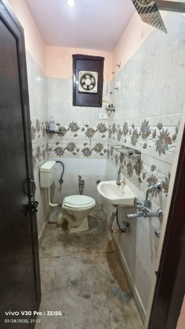 Bathroom, shakarpur 2 Bedroom 450 Sq.Ft. Builder Floor In Shakarpur Delhi 9617045