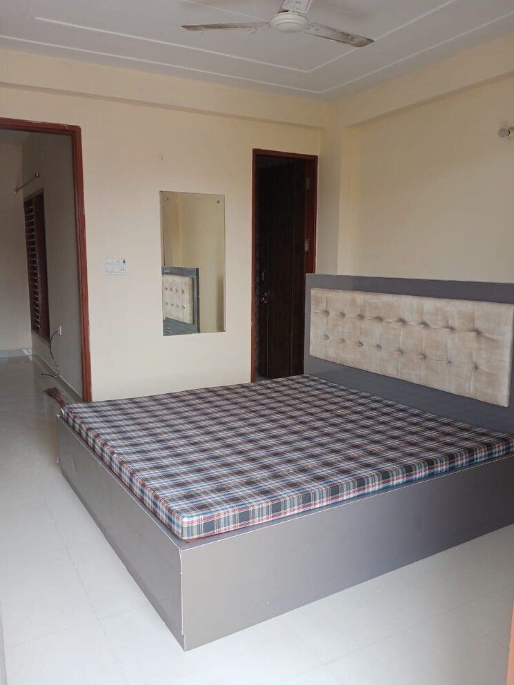 Bedroom, sector 57 2 Bedroom 200 Sq.Yd. Builder Floor In Sector 57 Gurgaon 9617084