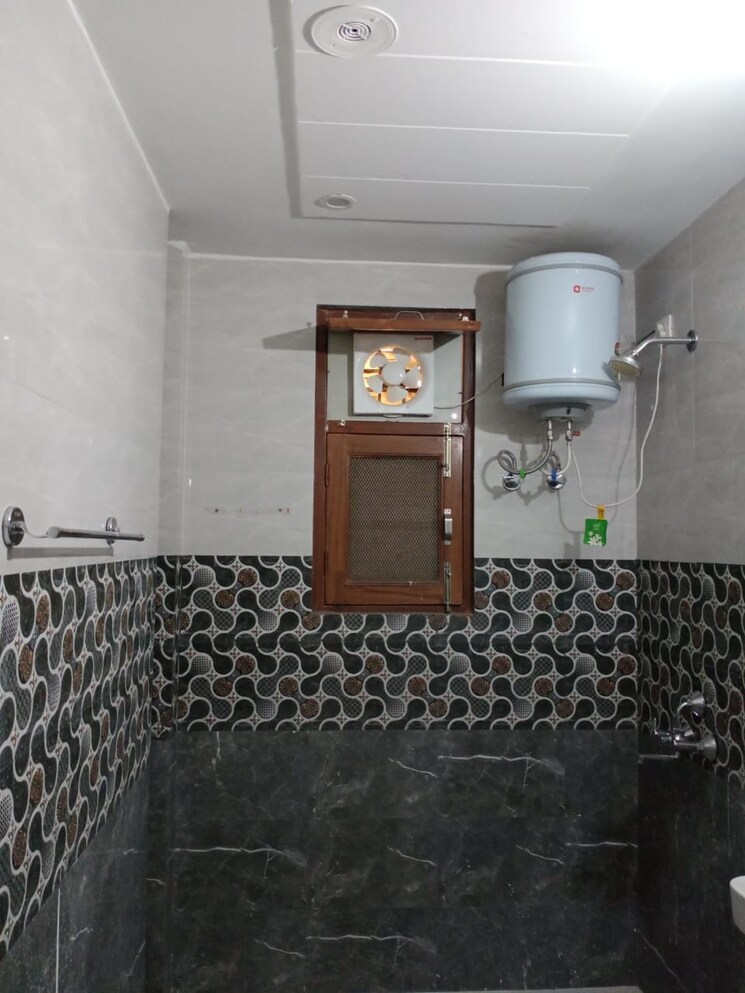 Bathroom, sector 57 2 Bedroom 200 Sq.Yd. Builder Floor In Sector 57 Gurgaon 9617084
