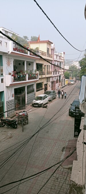 Parking in 2.5 BHK Independent House at Rajajipuram – for Rent