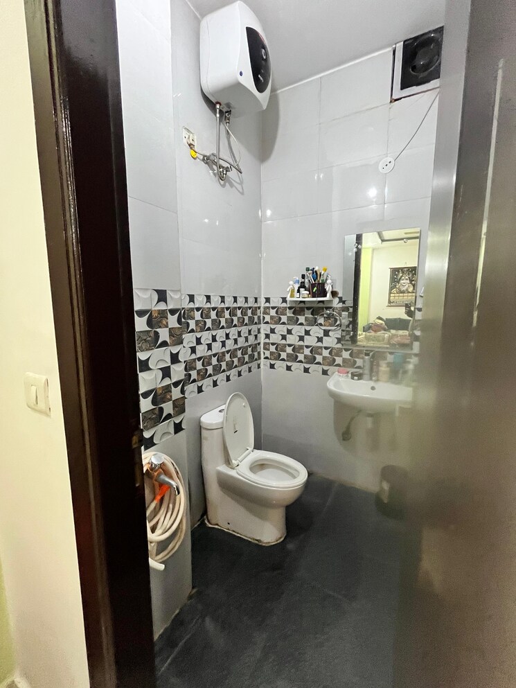 Bathroom, rwa-residential-society-sector-46 2 Bedroom 190 Sq.Yd. Builder Floor In Sector 46 Gurgaon 9617099