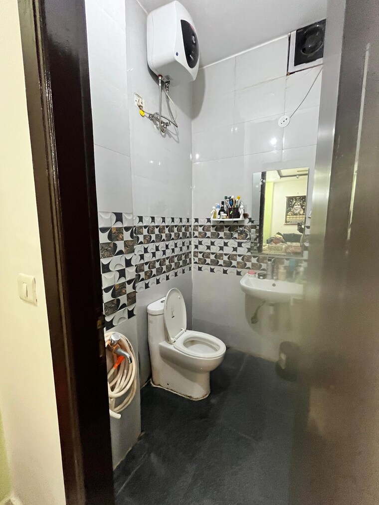 Bathroom, rwa-residential-society-sector-46 2 Bedroom 190 Sq.Yd. Builder Floor In Sector 46 Gurgaon 9617099