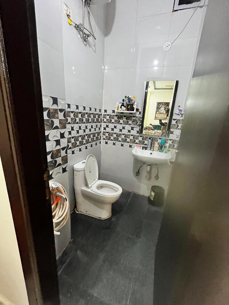 Bathroom, rwa-residential-society-sector-46 2 Bedroom 190 Sq.Yd. Builder Floor In Sector 46 Gurgaon 9617099