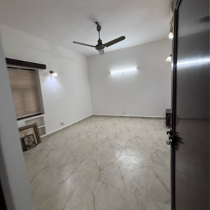 Room in 3 BHK Builder Floor at Green Park – for Rent