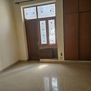 Room in 3 BHK Builder Floor at Green Park – for Rent