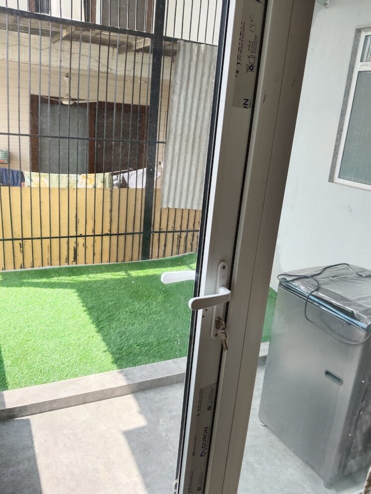 Balcony, dlf-city-gurgaon 1 Bedroom 100 Sq.Yd. Builder Floor In Sector 27 Gurgaon 9617110