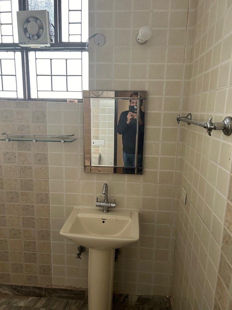 Bathroom, rwa-residential-society-sector-46 2 Bedroom 190 Sq.Yd. Builder Floor In Sector 46 Gurgaon 9617132