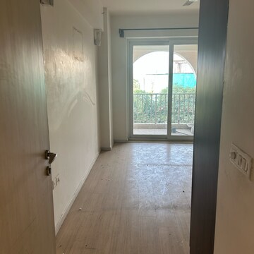 Room in 3 BHK Apartment at DLF The Skycourt, Nawada Fatehpur – for Rent