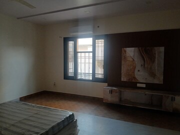 Room in 4 BHK Builder Floor at Sector 15 – for Rent