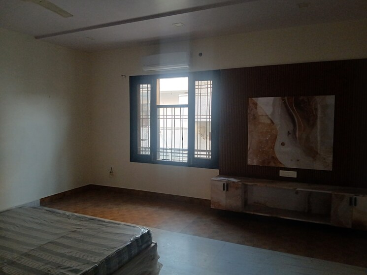 Room, sector 15 4 Bedroom 500 Sq.Yd. Builder Floor In Sector 15 Hisar 9617300