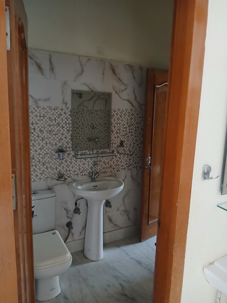 Attached Bathroom, sector 15 2 Bedroom 250 Sq.Yd. Builder Floor In Sector 15 Hisar 9617301