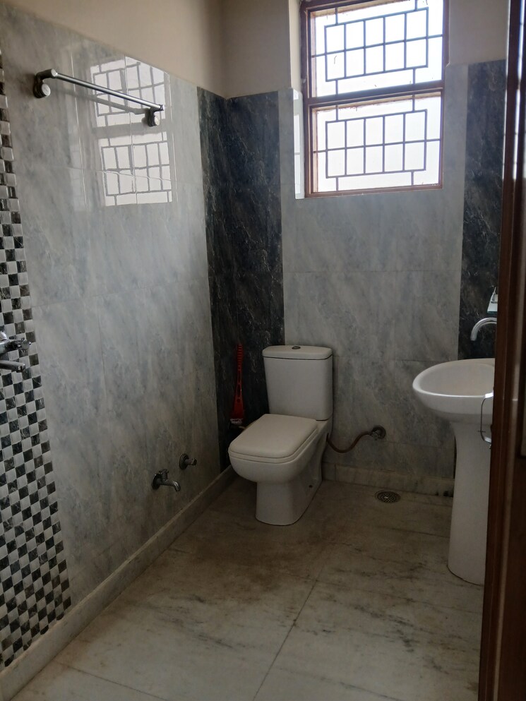 Bathroom, sector 15 2 Bedroom 250 Sq.Yd. Builder Floor In Sector 15 Hisar 9617301