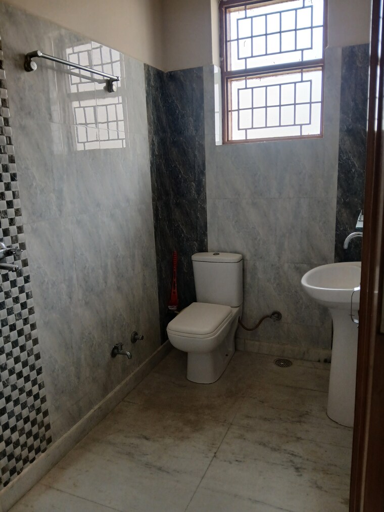 Bathroom, sector 15 2 Bedroom 250 Sq.Yd. Builder Floor In Sector 15 Hisar 9617301