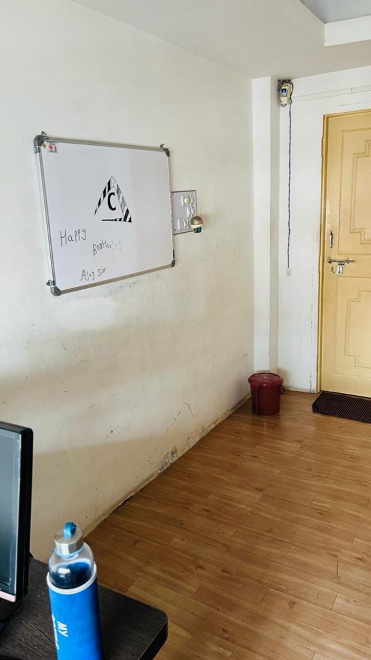 Room, akota Commercial Office Space 200 Sq.Ft. In Akota Vadodara 9617346