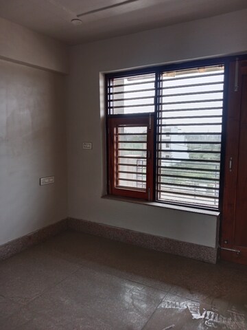 Room in 2 BHK Builder Floor at Sector 8 – for Rent