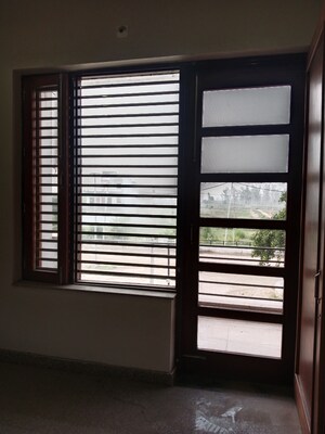 Room in 3 BHK Builder Floor at Sector 8 – for Rent