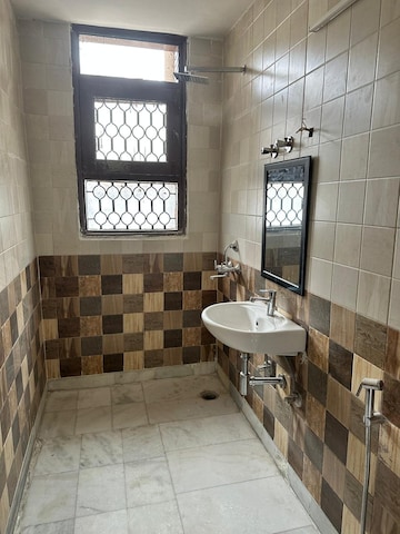 Bathroom in 3 BHK Apartment at Unitech Uniworld City, Sector 30 – for Sale